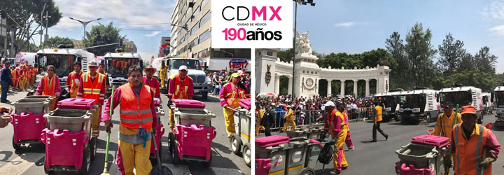Défilé de chariots de propreté doubles devant le Palais National de Mexico
