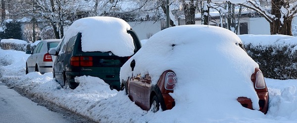 Trois voitures recouvertes de neige