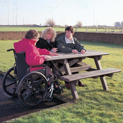 Table Pique-nique avec accès chaise roulante Clifton™