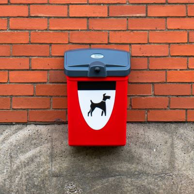 Poubelle de propreté canine Terrier 25™ & Livraison Express Rouge ou vert, muni du kit de fixation murale