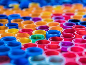 Plastic doppen gebruikt om het gerecycleerde Enviropol-materiaal van Glasdon te vervaardigen